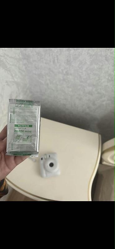 Фотоаппараты: Fujifilm Instax Mini 12 — компактная моментальная камера белого цвета — 2