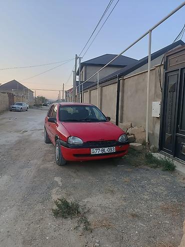 avto aksesuar kredit: Qırmızı rəngli şəhər avtomobili – 5 qapılı hatchback. otur sur — 2