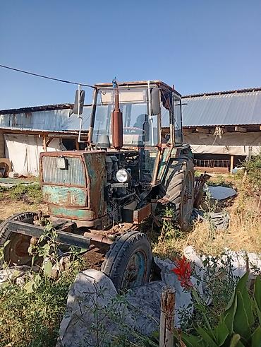 Трактор колесный, кабина остекленная, класс тяги примерно 1,4–2,0