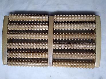 drvene table: Drveni masažer za stopala sa valjkom 27x24,5 cm. polovan — 1