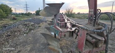 купить оборотный плуг 3 корпусный бу: Плуг оборотный предназначенный для вспашки земли. Оснащен шестью