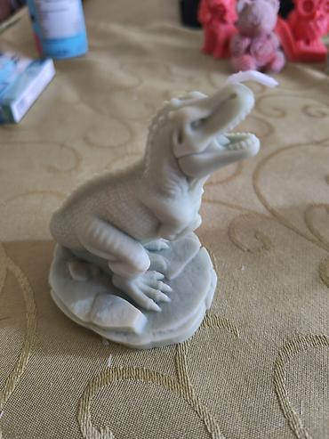 plinski mini sporet: Dekorativna figurica dinosaurusa – detaljno modeliran reptil u sedećem — 1