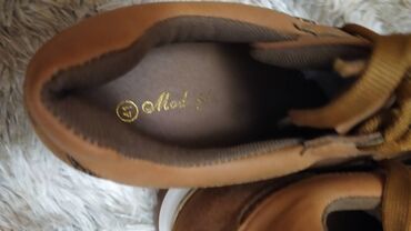 Γυναικεία είδη Υπόδησης: Παπούτσια.
Καινούργια, αφόρετα.
Πολύ άνετα, μέγεθος 41 — 7