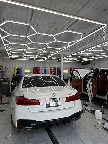 Детали салона: BMW M sport+— кожаный салон премиум-класса с деревянными вставками и — 8