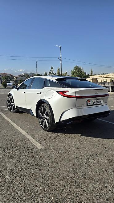 byd e3: Toyota bZ5: 2026 г., Электромобиль, Лифтбек — 2