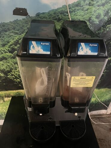Qabyuyan maşınlar: İki bölməli, ayran üçün nəzərdə tutulmuş dispenser. Kafedə və ya