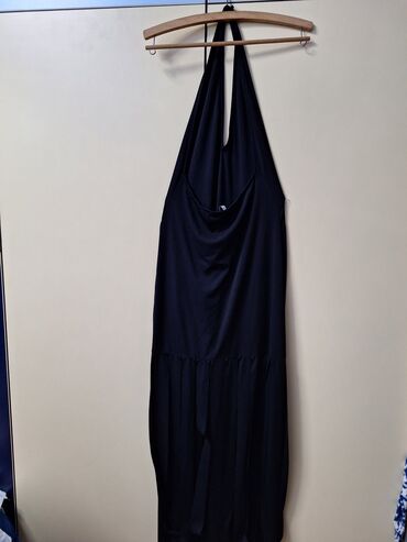 haljine orsay 2022: Crna haljina sa resama i golim leđima. Može da se nosi kao večernja
