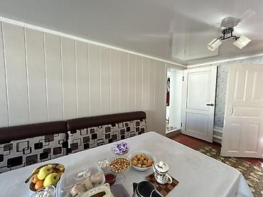 Продажа коттеджей и домов: Продается большой дом в центре г. Нарын 📍 Адрес: ул. Торобаева. Дом — 6