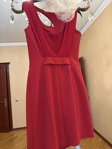 Qırmızı kokteyl donu - Rəng: Dərin qırmızı - Model: Ön hissəsi plisse