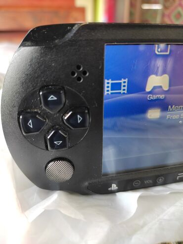 PSP (Sony PlayStation Portable): ČIPOVAN SONY PSP® je prenosna konzola za igranje koja nudi širok — 9