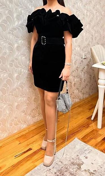 mexmer parca: Qara məxməri qısa gecə geyimi - Model: off-shoulder (çiyinlər açıq) — 1