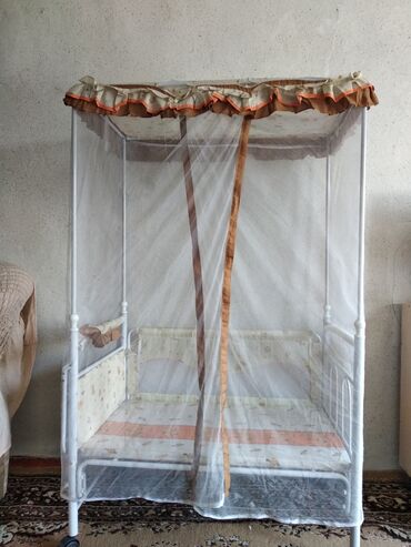 �� �� ������������������������ �������������� �������������� в Кыргызстан | Детские кровати: Продаю манеж. Металлический каркас, на колесиках, с бортиками и