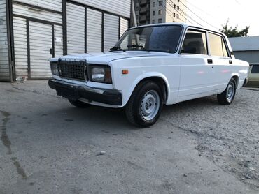 ВАЗ (ЛАДА): Автомобиль ВАЗ-2107 год 2012 белого цвета, классический седан. Салон