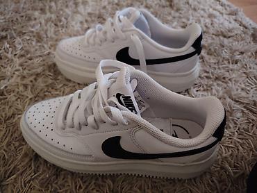 eb studio obuca: Nike sportske patike – model sa povišenim đonom, bela boja sa crnim — 1