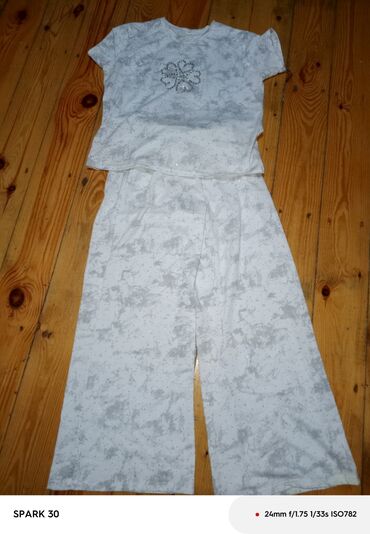 Digər qadın geyimləri: Bu pijama dəsti qısaqol köynək və enli şalvardan ibarətdir. Köynəyin