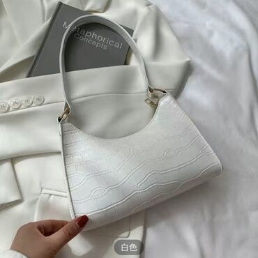 Сумки: В наличии белая маленькая компактная сумочка, новая, хорошего
