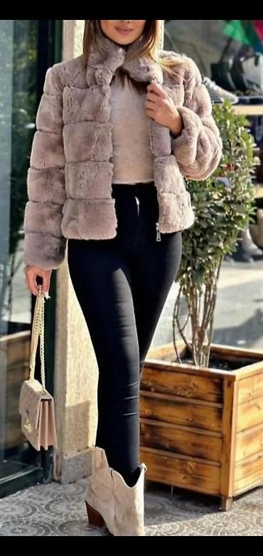 Kürklər: Qadınlar üçün süni kürk qısa şinəl - Rəng: açıq bej/boz (taupe) - — 3