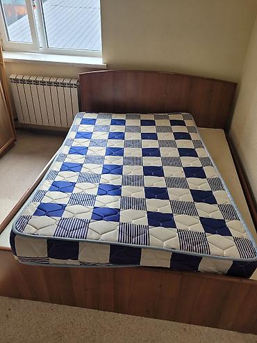 Двуспальные кровати: Двуспальная кровать с матрасом. - Размер спального места — 3