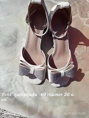 Ağ rəngli qadın sandaleti - Ölçü: 40 (iç ölçü təxminən 26 sm) - Açıq