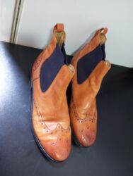 kişi bot: Dəri ayaqqabı satılır.Narıncı rəng qış ayaqqabısı 37 razmel.Almaq