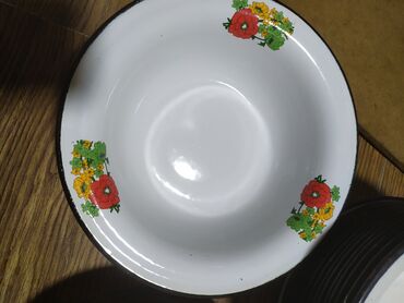 набор эмалированной посуды: Продаю малированные советские чашки диаметром 20см