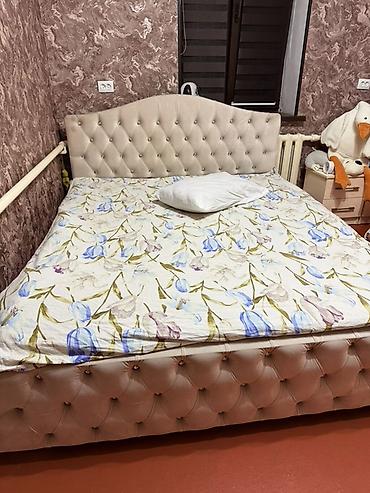 купим мебель: Двуспальная кровать с изголовьем и основанием в каретной стяжке + — 4