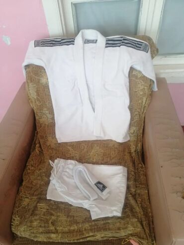 İdman formaları: Məhsul: Judo/ciyudo üçün komplekt formalar Təsvir: - Brend: Adidas — 2