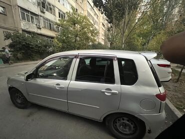 мини электромобиль: Субкомпактный автомобиль Mazda Demio серебристого цвета