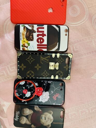 ayfon beş: Müxtəlif dizayn və rənglərdə olan beş ədəd iPhone keysi. Qırmızı