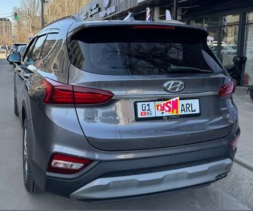 семиместные машины: Внедорожник Hyundai Santa Fe серого цвета с просторным салоном и