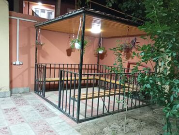Bağ, çöl oturacaqları: Dəmir konstruksiyalı və taxta örtüklü rahat besetka təqdim olunur. Bu