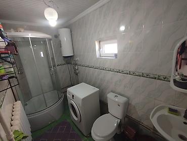 Продажа коттеджей и домов: Срочно продается двухэтажный дом со всеми удобствами, на первом этаже — 9