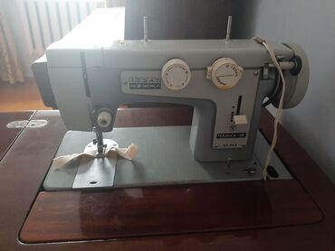 Другое оборудование для швейных цехов: Продаю швейную машину. Рабочая в хорошем состоянии. Комплект