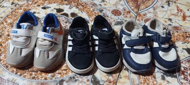 американская детская обувь: Uşaq ayaqqabıları dəsti ortadaki 22 qiragdaki 19 razmerdi 3 cut lalafo.az -da американская детская обувь: Uşaq ayaqqabıları dəsti ortadaki 22 qiragdaki 19 razmerdi 3 cut