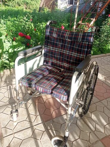 инвалидные коляски бишкек: Коляска-инвалидная б/у.Имеются тормоза,ремень безопасности и съемные