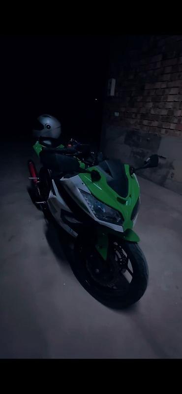 мото кийим: Спортивный мотоцикл в стиле Kawasaki Ninja, зеленый с белыми и черными — 4