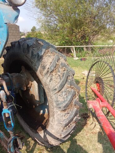 Traktorlar: Mavi rəngli T28. Qabaq təkərlər orta vəziyyətdə arxa təkərlər isə -da lalafo.az — 11 Traktorlar: Mavi rəngli T28. Qabaq təkərlər orta vəziyyətdə arxa təkərlər isə — 11