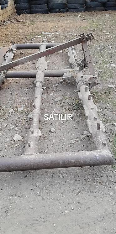 saqman yuk masini: Aqreqat: traktor üçün torpaq hamarlayan/koltuklu dişli mala (trailing — 1