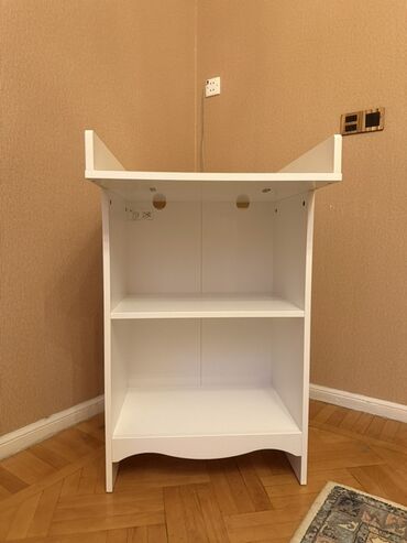 divar boyaları: Ağ rəngli uşaq alt dəyişim masası (komod tipli). Üst hissə üç tərəfdən