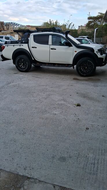 Nissan: Ağ rəngli kompakt krossover/SUV. Xüsusiyyətlər: - Kuzov: 5 qapılı — 14