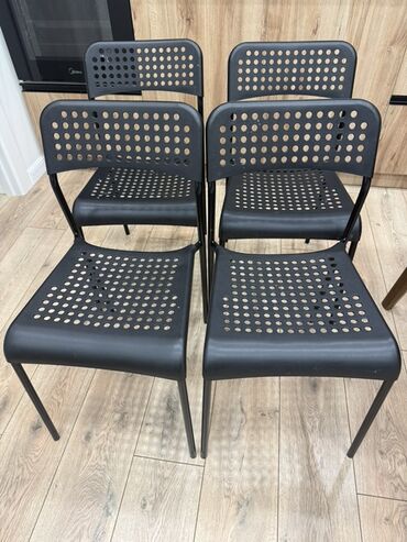 кухонные стул стол: Пластиковый стул, цвет - Черный