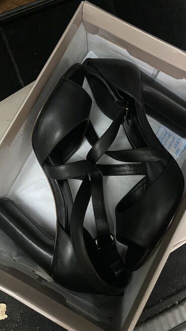 Другая женская обувь: Новые туфли 38 размер 1) КОЖАНЫЕ черные босоножки BASCONI -2500 2)