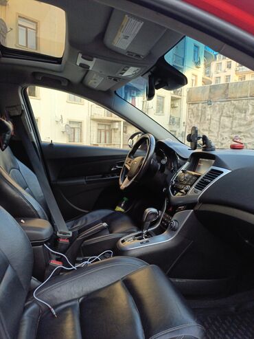 Chevrolet: Chevrolet Cruze sedan – parlaq qırmızı rəngdə, idman görünüşlü paket — 6