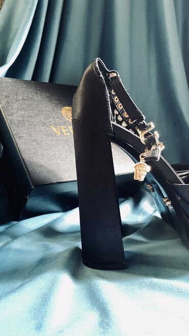 женские кроссовки бишкек инстаграм: Туфли Versace, 36, цвет - Черный