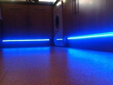maxi staklene case: PLAVA 5050 LED TRAKA 60 DIODA/M 12V | *U kompletu sa napajanjem i — 6