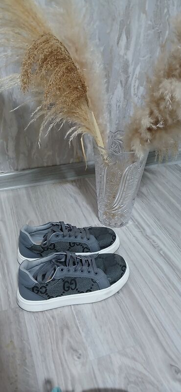 QAZ: Boz rəngli şnürlü idman ayaqqabısı - Material: tekstil mesh və