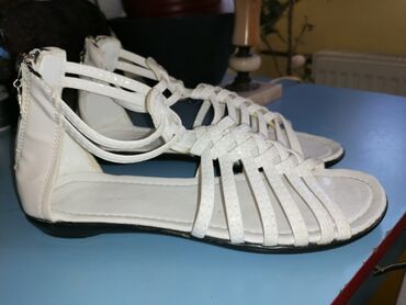 nike sandale: Sandale bele lakovane, u odlicnom stanju,bez ijedne ogrebotine, br
