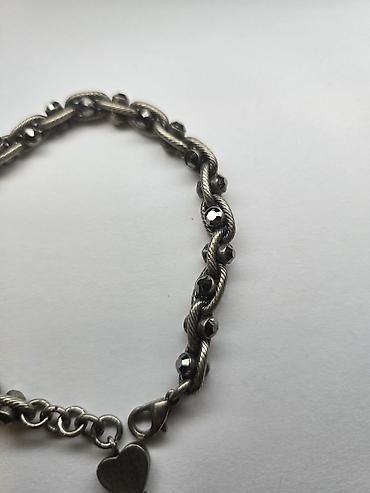 Bilərziklər: Gümüş tonlu zəncir qolbaq, 2 rəngi var, açıq və tünd rənglər. Şəkildə — 4