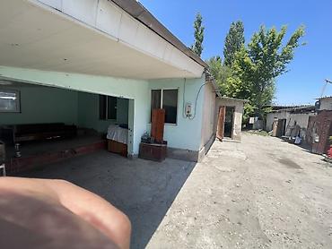 Продажа коттеджей и домов: Продаётся дом с большим двором и хозяйственными постройками. Основные — 3