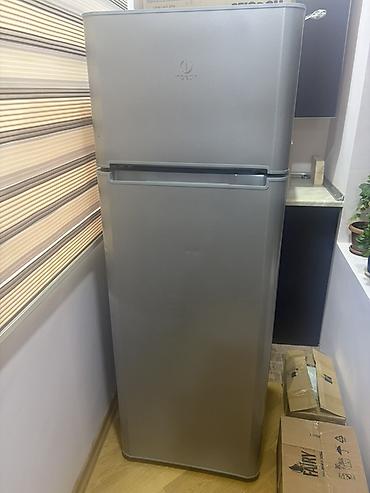 Indesit iki qapılı soyuducu - Rəng: metalik/gümüşü - Üst kamera –